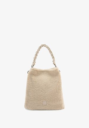 Sac à main en fausse fourrure texturée beige, avec une forme douce et arrondie. Il présente une poignée en cuir tressé et un petit logo embossé.