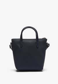 Sac à main texturé bleu marine avec double poignées, une bandoulière amovible et une fermeture éclair. Forme rectangulaire compacte.