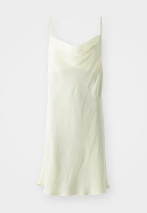 Vestido slip amarelo claro com alças finas tipo spaghetti, design fluido e drapeado, e uma textura de tecido suave, apresentando uma bainha ligeiramente evasé.