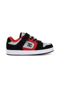 Zapatilla negra y roja con parte superior de ante y sintética, que presenta un panel gris, cierre de correa y suela de goma blanca.