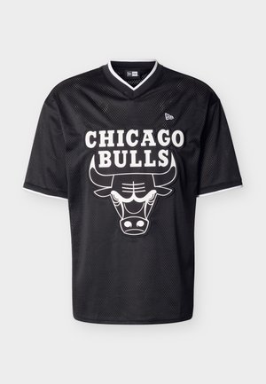 Fekete hálós Chicago Bulls mez fehér szöveggel és logóval, rövid ujjú, V-nyakú, fehér szegéllyel és kis márkajelzéssel a mellrészen.