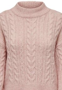 Maglione rosa lavorato a maglia con colletto alto, design a trecce e motivi testurizzati su tutto il corpo e le maniche.