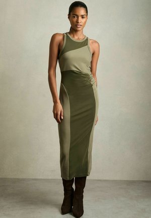 Olivgrünes, figurbetontes Midikleid mit Racerback-Design; verfügt über diagonale Farbblockierung, seitliche Raffung und eine glatte Textur.