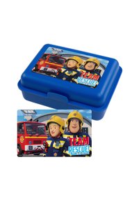 Lunch box blu in plastica con coperchio che presenta personaggi dei cartoni animati in abiti da pompiere, accanto a un camion dei pompieri rosso e il testo "TEAM SALVATAGGIO!"