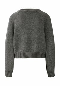 Pull en maille grise cropped avec un col et des poignets côtelés, présentant un tissu texturé et des manches raglan pour une coupe décontractée.