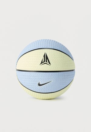 Minge de baschet cu panouri albastre pastel și galbene alternate, suprafață texturată, logo negru Nike swoosh și un emblema triunghiulară neagră.