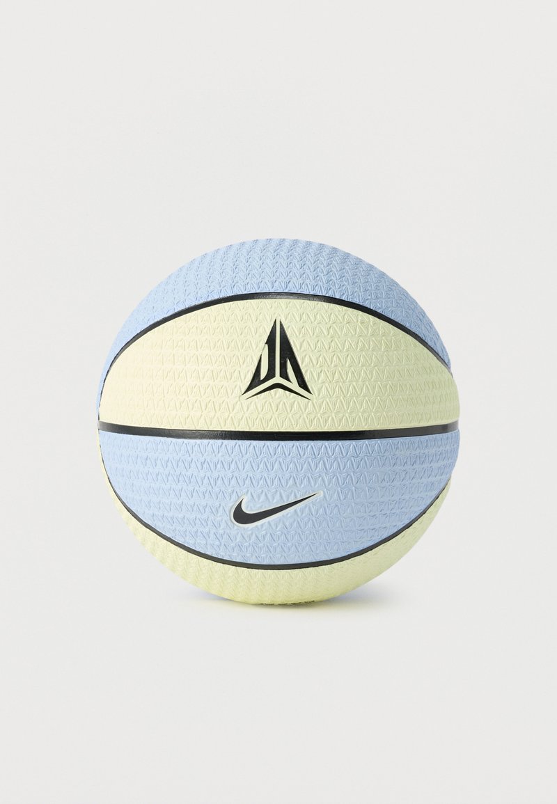 Μπάλα μπάσκετ με εναλλασσόμενα πάνελ σε παστέλ μπλε και κίτρινο, υφασμένη επιφάνεια, μαύρο λογότυπο Nike Swoosh και μαύρο τριγωνικό έμβλημα.