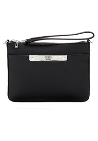 Czarna kopertówka na nadgarstek Guess z srebrnym zamkiem błyskawicznym i metalową tabliczką z logo, z wąskim paskiem do noszenia w ręce.