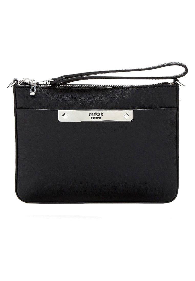 Czarna kopertówka na nadgarstek Guess z srebrnym zamkiem błyskawicznym i metalową tabliczką z logo, z wąskim paskiem do noszenia w ręce.