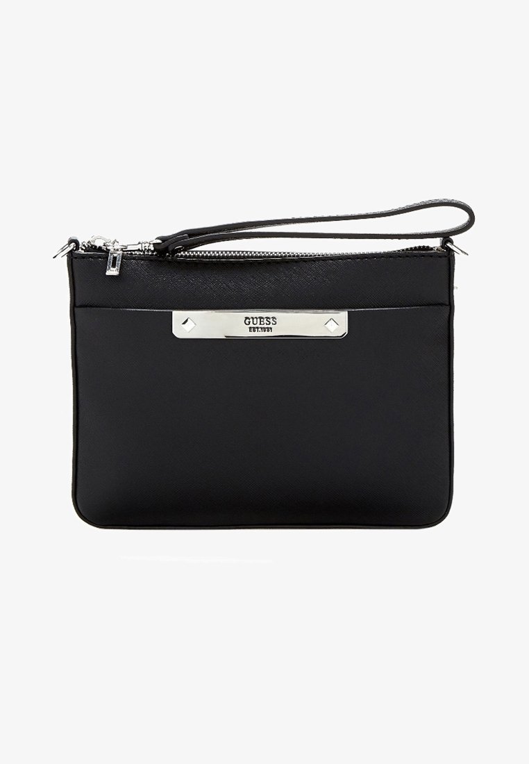 Czarna kopertówka na nadgarstek Guess z srebrnym zamkiem błyskawicznym i metalową tabliczką z logo, z wąskim paskiem do noszenia w ręce.