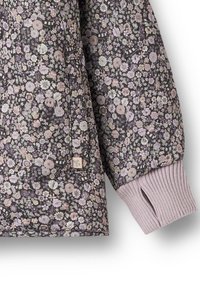 Prešita jakna s cvetličnim vzorcem na temnem ozadju s pastelnimi cvetovi, rožnati rebrasti manšeti in stranskim žepom.