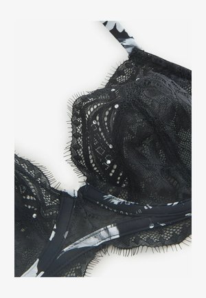 Sutien din dantelă neagră, cu imprimeu floral pe bretele, împodobit cu mici strasuri și finisaj texturat de-a lungul marginilor.