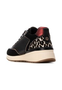 Schwarze Ledersneaker mit einem Leopardenmuster-Panel, roten metallischen Akzenten und einer dicken weißen Sohle. Verfügt über Schnürsenkel und ein dekoratives Logo.