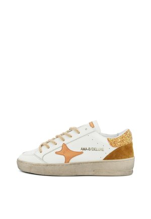 Sneaker in pelle bianca con lacci beige, dettaglio a forma di stella arancione, scritta "AMA-B/DELUXE" e accento glitter oro sul colletto del tallone.