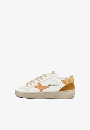 Sneaker in pelle bianca con lacci beige, dettaglio a forma di stella arancione, scritta "AMA-B/DELUXE" e accento glitter oro sul colletto del tallone.