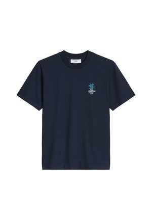 T-shirt bleu marine à manches courtes et col rond, avec un petit palmier turquoise et un logo texte blanc sur le côté gauche de la poitrine.