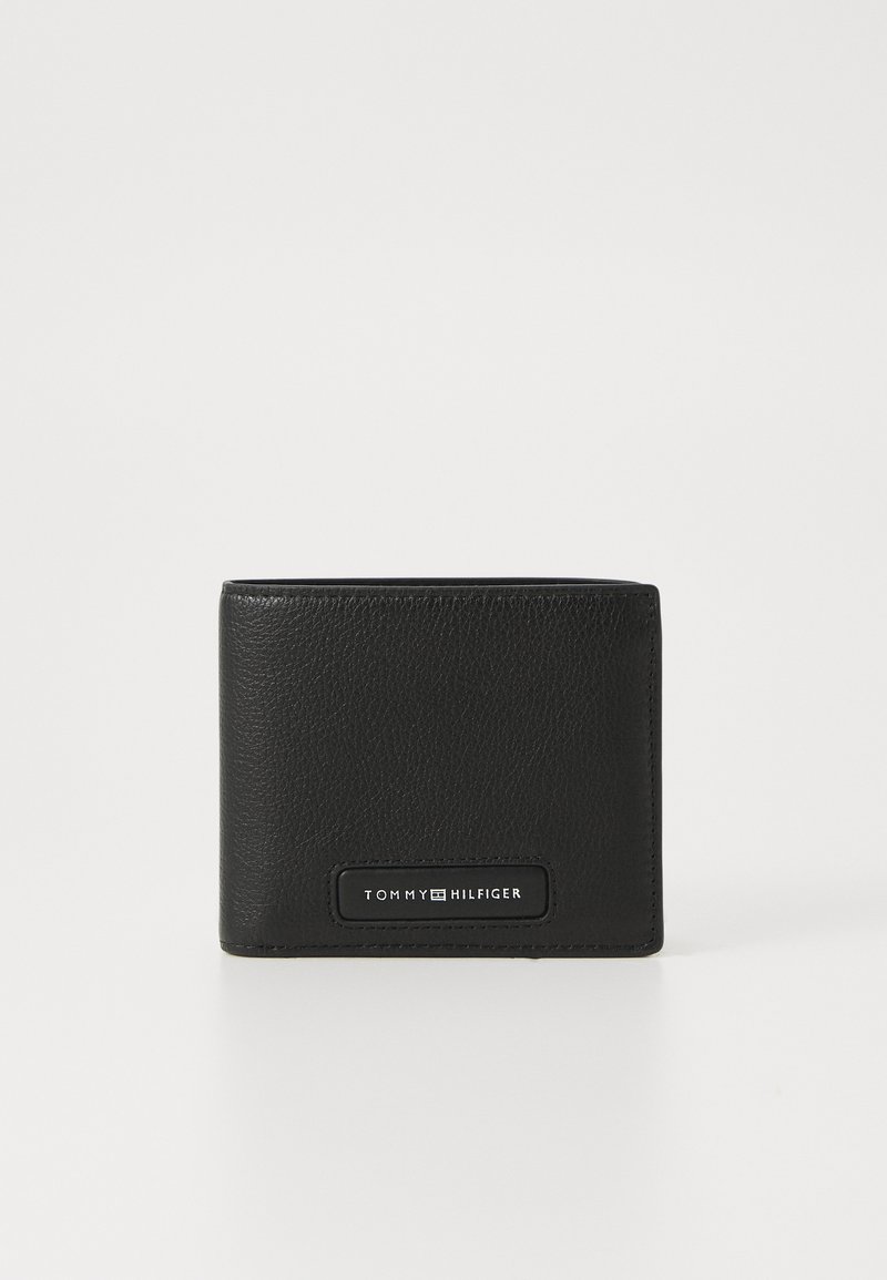Sort læderpunge med en struktureret overflade, bi-fold design og et fremtrædende hvidt logo på forsiden. Ren, minimalistisk form.