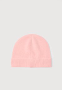 Cappello beanie lavorato a maglia rosa con una texture a coste, punta arrotondata e orlo piegato. Il materiale sembra morbido ed elastico.