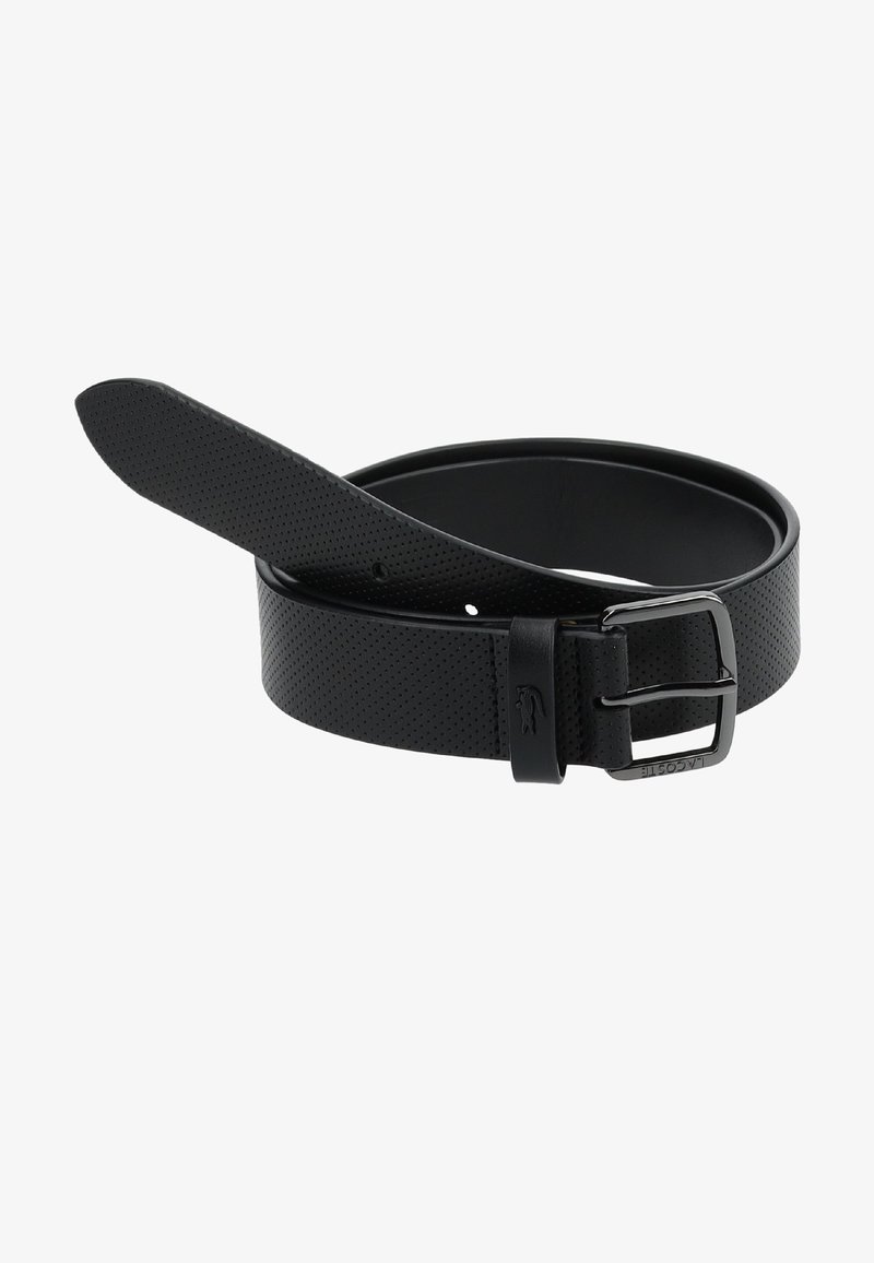Cinto de couro preto com um design perfurado, uma fivela de metal prateada e um logotipo em relevo. Apresenta uma textura suave e um formato clássico.