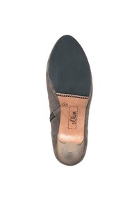 Scarpa in suede grigio con suola liscia, dotata di un sottopiede in pelle marrone con un'impronta e una suola in gomma testurizzata per una presa migliore. Taglia 37.
