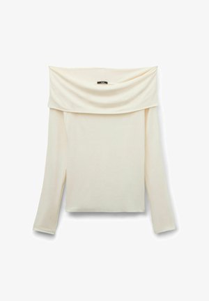 Off-shoulder lange mouw top van crème gebreid materiaal, met een gedrapeerde halslijn, zijsplitten en een rechte zoom. Zachte textuur.