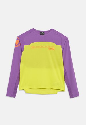 Langermet sykkeltrøye med lilla ermer og øvre bryst, lys gul kropp, og oransje "ENDURA MT500"-logo på fronten.