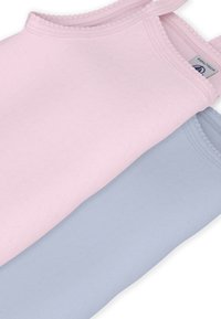 Δύο αμάνικα τοπ, το ένα σε ανοιχτό ροζ και το άλλο σε ανοιχτό γαλάζιο. Και τα δύο διαθέτουν ριμπ λαιμόκοψη με υφασμάτινη επένδυση. Μαλακό ύφασμα.