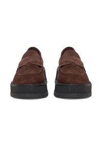 Pantofi slip-on din suede maro, cu un superior texturat, având o talpă din cauciuc negru și un profil ușor ridicat pentru un plus de suport.