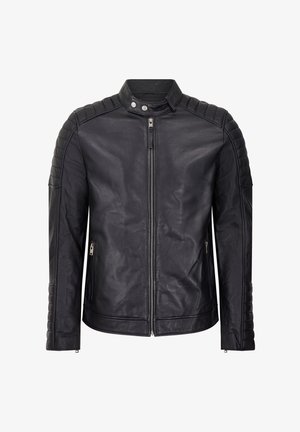 Schwarze Lederjacke mit gesteppten Schulterdetails, hohem Kragen, durchgehendem Reißverschluss und seitlichen Reißverschlusstaschen. Glatte Textur, figurbetontes Design.