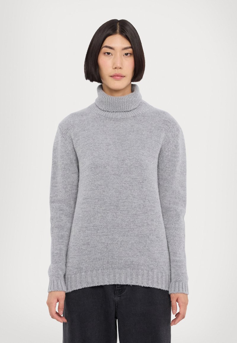 Pulover turtleneck gri deschis, realizat dintr-o țesătură moale. Are manșete și tiv cu benzi drepte, cu o croială lejeră. Design minimalist, fără motive.