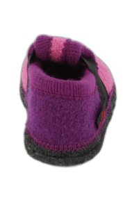 Viltpantoffel in paarse en roze tinten met een gestructureerd oppervlak, ronde vorm, zwarte rubberen zool en een trekbandje bij de heel.