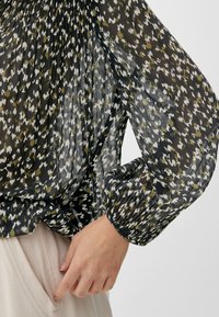 s.Oliver MIT ALLOVERMUSTER - Bluse - schwarz