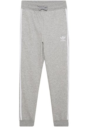 Jasnoszare spodnie dresowe Adidas z białymi paskami po bokach, elastyczną talią ze sznurkiem, kieszeniami po bokach i logo na lewym udzie.