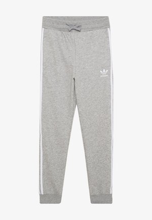 Pantalones deportivos Adidas de color gris claro con franjas laterales blancas, cintura elástica con cordón, bolsillos laterales y logo en el muslo izquierdo.