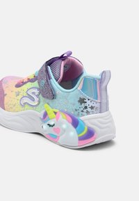 Adidași multicolori cu un design grafic, detalii strălucitoare, accente cu unicorni care se luminează la toc și o închidere cu curea sigură.