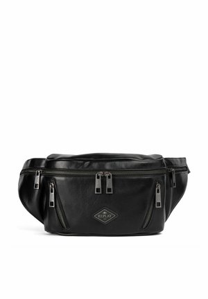 Sac banane en cuir noir avec trois compartiments zippés, texture lisse et quincaillerie en argent. Doté d'une patch logo en forme de diamant.