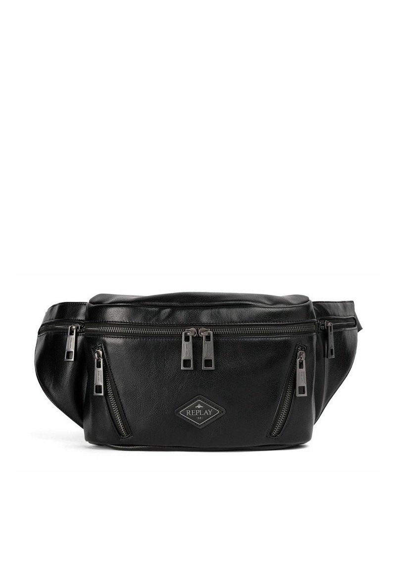 Marsupio in pelle nera con tre compartimenti con cerniera, texture liscia e hardware argentato. Presenta un patch a forma di diamante.