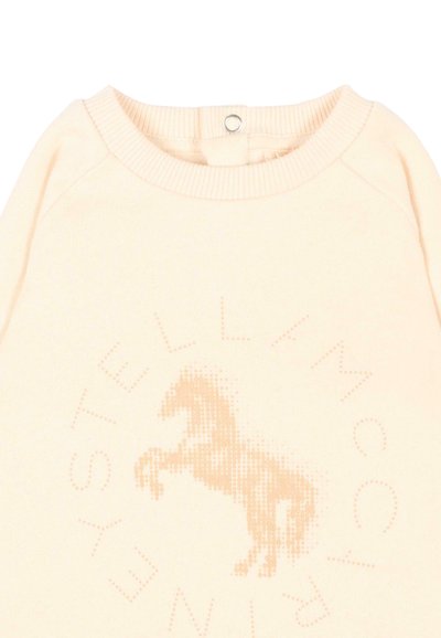 Maglione color crema con scollo a coste, con cavallo al galoppo pixellato e la parola "STELLA MCCARTNEY" in motivo circolare.