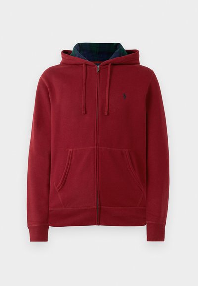 Sweatshirt vermelho com fecho de correr, capuz com cordão, dois bolsos frontais e forro xadrez azul-esverdeado. Inclui um pequeno logótipo no peito.