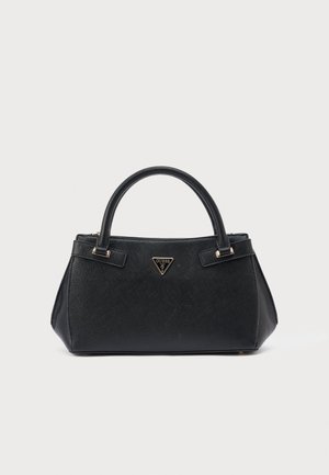 Crna torba od sintetičkog materijala sa strukturiranim oblikom, dvostrukim gornjim ručkama, metalnim detaljima zlatne boje i pločicom s logotipom sprijeda. Teksturirani završetak.