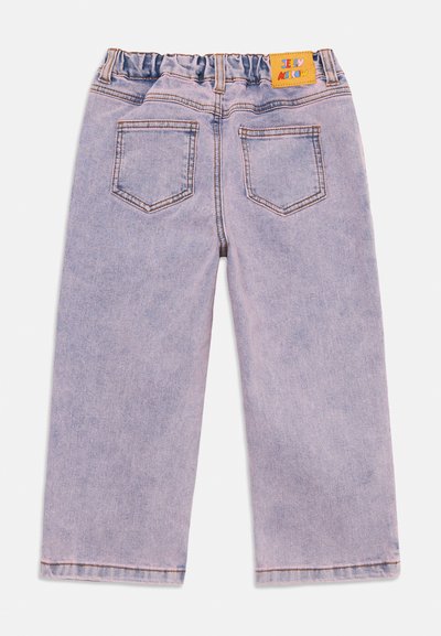 Helle lila Denim-Hosen mit elastischem Bund und zwei Gesäßtaschen sowie einem gelben "Jelly Mallow"-Etikett am Bund.