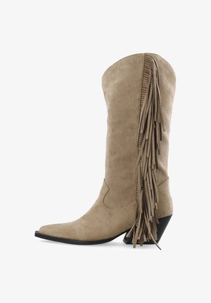Beige semsket cowboy-støvel med spiss tå, stablet skrå hæl og lange frynser langs siden av skaftet.
