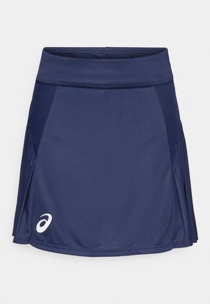 Jupe de tennis bleu marine en mélange de polyester, dotée d'une taille lisse, d'un design plissé et d'un logo blanc sur le bas à gauche.