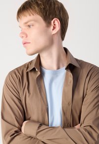 Calvin Klein SLIM SHIRT - Formalna srajca - new tan