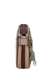 Bolso de cuero con un cuerpo crema, acentos burdeos y un diseño texturizado. Cuenta con cremalleras, etiquetas y un charm decorativo en el lateral.