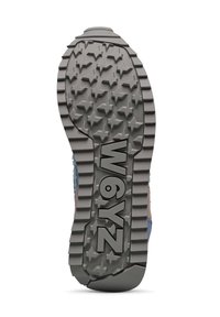 Semelle de chaussure en caoutchouc gris avec des motifs de semelle en forme d'étoile et un lettrage en relief "W6YZ". Surface texturée avec des rainures horizontales.