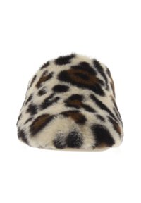 Zapatillas de casa deslizables de piel sintética con base crema, que presentan un diseño de estampado de leopardo en marrón y negro. Forma ligeramente redondeada y textura suave.