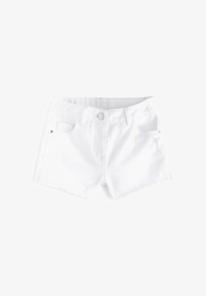 Bijele traper kratke hlače s izrezanim rubom, s dva prednja džepa, pojasom s metalnim gumbom i glatkom teksturom.