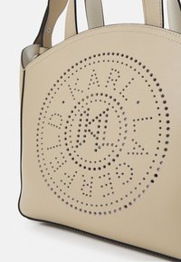 KARL LAGERFELD CIRCLE TOTE PERFORATED - Käsilaukku - sand