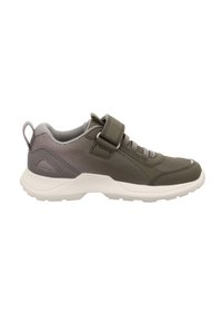Graue Sportschuh mit strukturiertem Obermaterial, Mesh-Einsätzen und einem Klettverschluss. Weiße Sohle und gepolsterter Kragen für zusätzlichen Komfort.